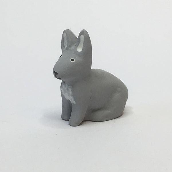 Lapin assis 7 à 9 cm