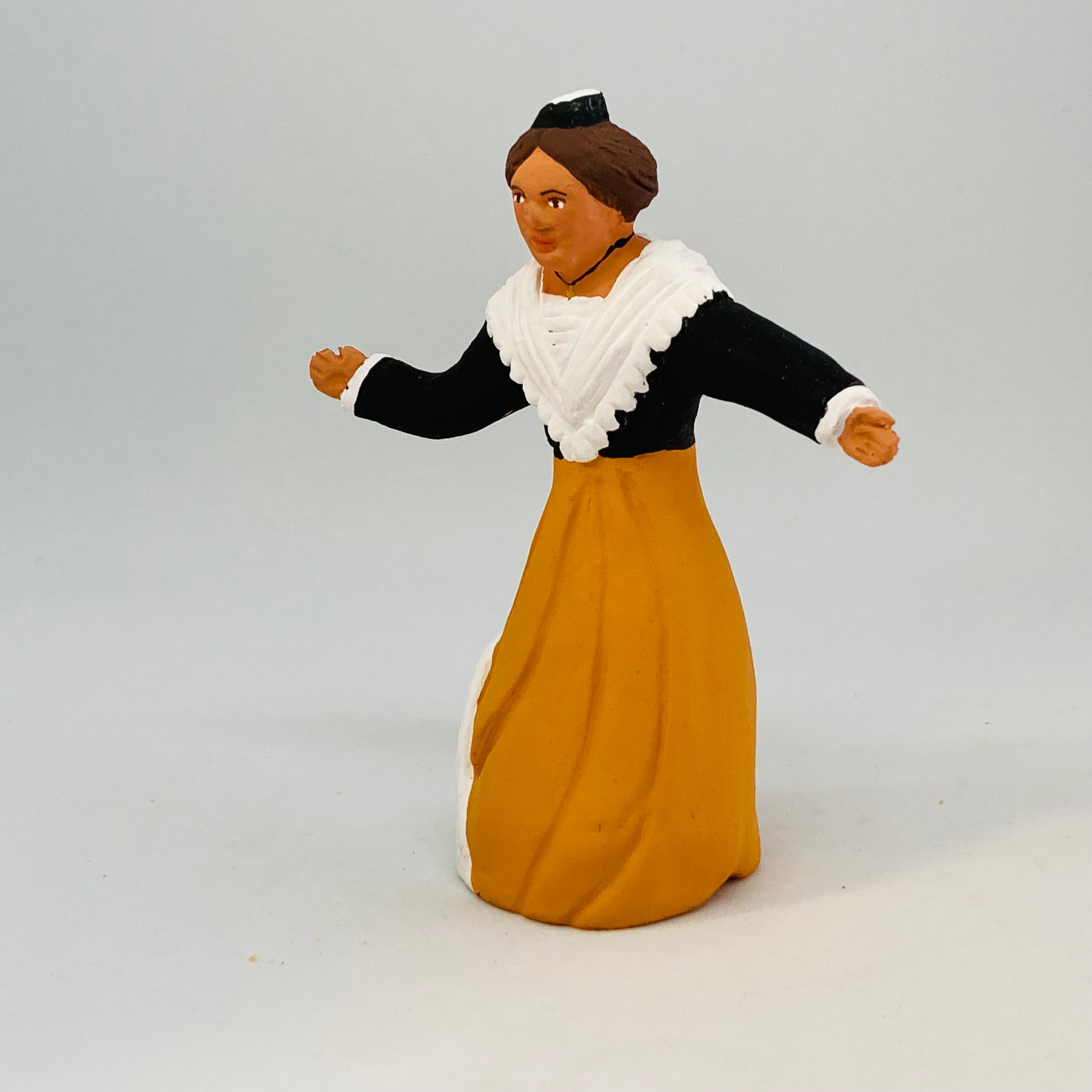 Santons De Provence Arlésienne Assise 9cm - Arterra Décoré Main Argile